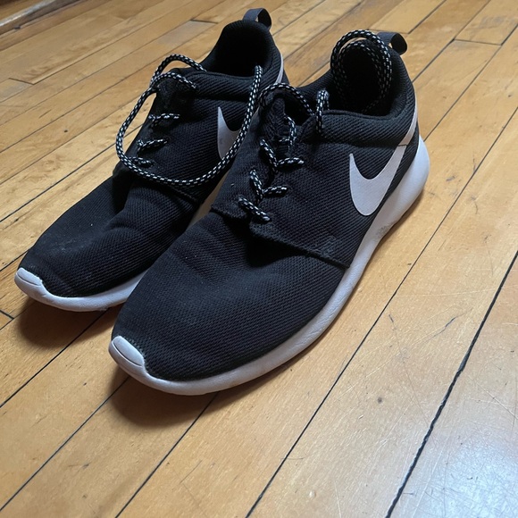 nike running shoes - Picture 1 of 3